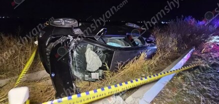 Արարատի մարզում BMW-ն բախվել է բետոնե էլեկտրասյանը, տապալել այն և կողաշրջված հայտնվել ջրատարում. կա վիրավոր. shamshyan.com