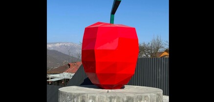 Դիլիջանում տեղադրվել է առաջին գունավոր քանդակը՝ Էնրիկե Քաբրերայի «Մեծ խնձորը» պատկերից