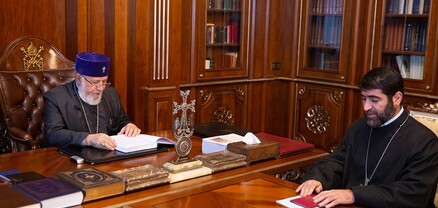 Էջմիածնի Մատենադարանի տնօրենը Կաթողիկոսին է հանձնել պատմական գիտությունների թեկնածուի կոչման վկայագիրը