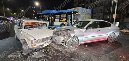 Ավտովթար՝ Երևանում. բախվել են Nissan Fuga-ն ու ՎԱԶ-2106-ը. կա վիրավոր. shamshyan.com