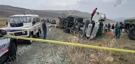 Շիրակի մարզում բեռնատարը կողաշրջվել է. վիրավորին ավտոմեքենայից դուրս են բերել փրկարարները. shamshyan.com
