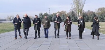 Լիտվացի խորհրդարանականներն այցելել են Ծիծեռնակաբերդի հուշահամալիր