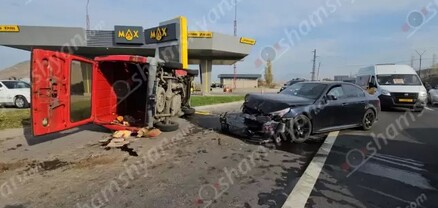 Կոտայքի մարզում՝ «Max Oil»-ի մոտ, բախվել են BMW-ն ու Ford Transit-ը. վերջինը կողաշրջվել է. կան վիրավորներ. shamshyan.com