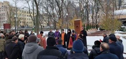 Հարգանքի տուրք՝ Կիևում hայ և ուկրաինացի ժողովուրդների զոհերի հիշատակին նվիրված խաչքարի մոտ