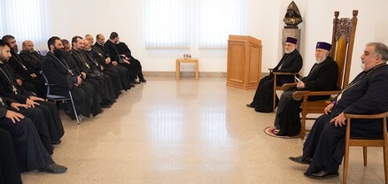 Կաթողիկոսը հանդիպել է Մայր Աթոռում վերապատրաստման դասընթացներն ավարտած եկեղեցականների հետ