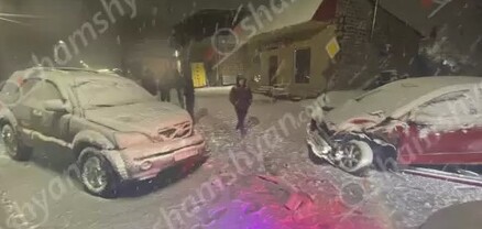Երևանում ճակատ ճակատի բախվել են Mercedes-ն ու Kia Sorrento-ն, կա 4 վիրավոր. shamshyan.com