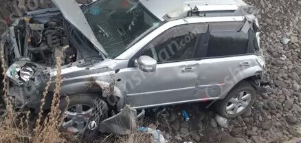 Գեղարքունիքի մարզում Nissan-ը բախվել է երկաթե ճաղավանդակին և  հայտնվել ձորում․ կան վիրավորներ. shamshyan.com