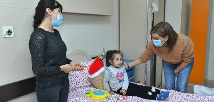 Աննա Հակոբյանը այցելել է Յոլյանի անվան արյունաբանական կենտրոնում բուժում ստացող փոքրիկներին