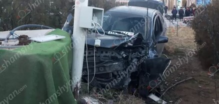 26-ամյա խմած վարորդը Toyota Belta-ով բախվել է էլեկտրասյանը, ապա՝ եղևնիներին․ կա վիրավոր. shamshyan.com