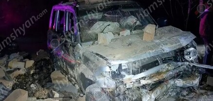 Օշականում խմած վարորդը Mitsubishi-ով բախվել է բնակչի տան քարե պարսպին, փլուզել այն. կան վիրավորներ. shamshyan.com