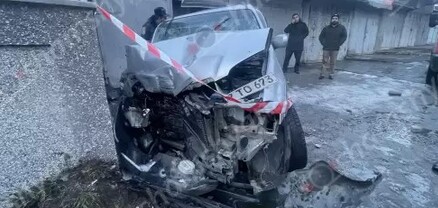 Խոշոր ավտովթար՝ Երևանում. Mazda-ն բախվել է շինության պատին. կան վիրավորներ․ shamshyan.com