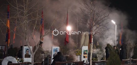 Ամանորի գիշերը Եռաբլուրում մարդաշատ էր