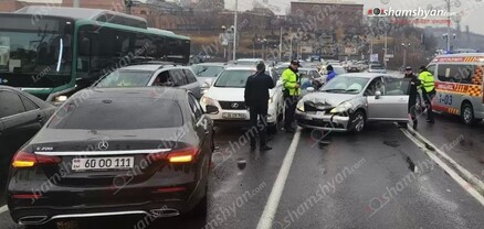 «Հաղթանակ» կամրջի սկզբնամասում բախվել են Mercedes-ը, Lexus-ը և Nissan-ը. կան վիրավորներ. shamshyan.com