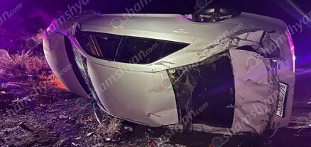 Toyota Camry-ն բախվել է քարերին ու կողաշրջված հայտնվել դաշտում. կան վիրավորներ. shamshyan.com