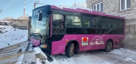 Երևանում թիվ 13 երթուղին սպասարկող ավտոբուսը, որի մեջ եղել են ուղևորներ, մերկասառույցի պատճառով վթարի է ենթարկվել. shamshyan.com
