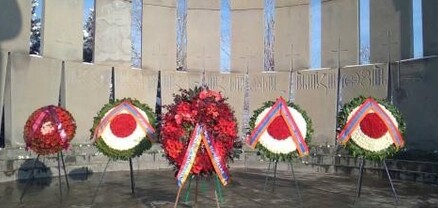 Սերժ Սարգսյանի անունից Բանակի օրվա առթիվ ծաղկեպսակ է դրվել կյանքը զոհաբերած նվիրյալների հիշատակին