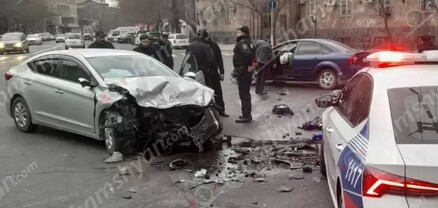 Խոշոր ավտովթար՝ Երևանում. բախվել են Hyundai Elantra-ն ու Ford Focus-ը, կան վիրավորներ. shamshyan.com