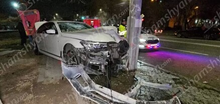 ԱԱԾ-ի դիմաց բախվել են Mercedes-ն ու BMW-ն․ վերջինը կոտրել է լուսակիրը, ցուցանակն ու հայտնվել մայթին. shamshyan.com