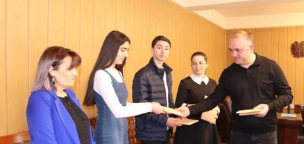 Արարատի մարզպետն ու աշակերտները միմյանց գրքեր են նվիրել