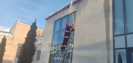 Երևանի 37 հասցեներում փրկարարներն իրականացրել են սառցալեզվակների կոտրման և հեռացման աշխատանքներ
