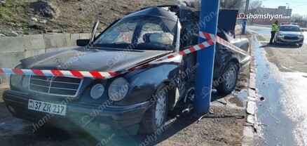 Երևանում Mercedes-ը բախվել է երկաթե սյանը. վիրավորին մեքենայից դուրս են բերել փրկարարները. shamshyan.com
