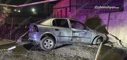 Վաղարշապատում բախվել են Toyota-ն ու Opel-ը. վերջինն էլ բախվել է երկաթե սյանն ու հայտնվել մայթին. shamshyan.com