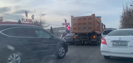 Երևանում բախվել են աղբատարը, Toyota-ն և Nissan-ը. կա վիրավոր