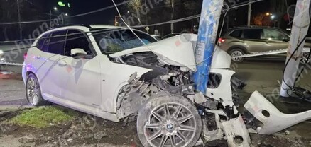 Երևանում BMW X1-ը բախվել է երկաթե էլեկտրասյանը, կոտրել այն․ կա վիրավոր․ shamshyan.com