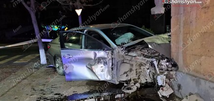 Անչափահասը Toyota-ով կոտրել է Արամ Մանուկյանի կիսանդրու ճաղավանդակն ու բախվել ՆԳՆ շենքին. կա վիրավոր. shamshyan.com