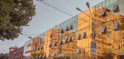 «Ոսկու աշխարհ»-ի սեփականատեր Վաղարշ Աբրահամյանը դատարանի դռներն է ընկել․ Ժողովուրդ