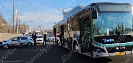Երևանում բախվել են թիվ 35 երթուղին սպասարկող MAN ավտոբուսն ու Opel-ը. կան վիրավորներ. shamshyan.com