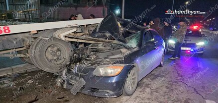 Երևանում «BMW»-ն մխրճվել է ավտոքարշակի հետնամասի մեջ, որն էլ բախվել է կայանված ավտոմեքենաներին. shamshyan.com