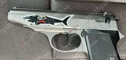 Էրեբունու ոստիկանները BMW-ում հայտնաբերել են լիցքավորված ատրճանակ՝ շնաձկան նկարով. shamshyan.com