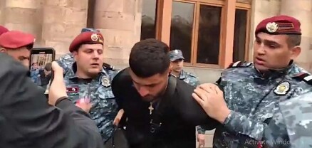 Քաղաքացին քար է նետել ՀՀ կառավարության շենքի ուղղությամբ. նրան բերման են ենթարկել