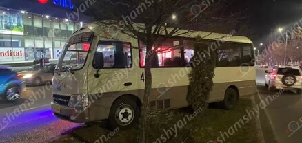Երևանում 42 համարի ավտոբուսի վարորդը իջել է ավտոբուսից. այն ինքնաբերաբար առաջ է ընթացել, կոտրել 2 ծառ ու հայտնվել գազոնում․ shamshyan.com