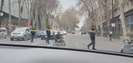 Թբիլիսիում ոստիկանները կանգնեցրել են մեքենաների հոսքը, որպեսզի անվասայլակով պապիկը փողոցն անցնի