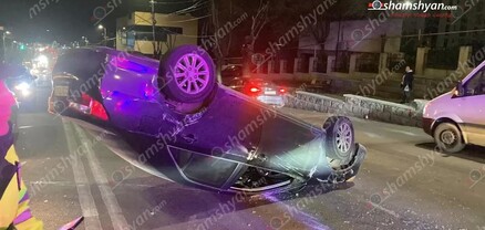 Երևանում փոսի պատճառով բախվել են Toyota Camry-ն ու Ford Fusion-ը. Toyota-ն գլխիվայր շրջվել է. shamshyan.com