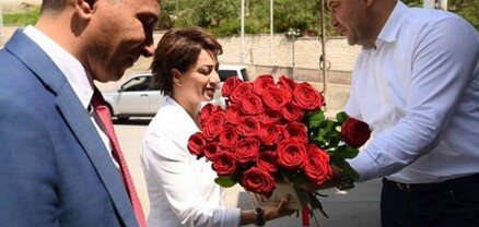 Վարդերը տեղ հասան. Հրապարակ