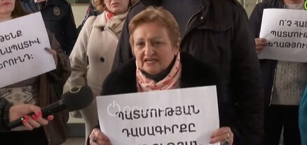 Բոլոր ծնողներին առաջարկում եմ դպրոցների բակում վառել 7-րդ դասարանի գրքերը՝ ի ցույց բողոքի