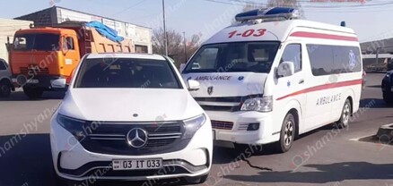 Աբովյան քաղաքում բախվել են շտապօգնության ավտոմեքենան և «Mercedes»-ը․ shamshyan.com