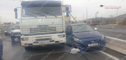 КамАЗ-ը վրաերթի է ենթարկել փողոցը չթույլատրելի հատվածով անցնող հետիոտնին և բախվել Hyundai-ին․ shamshyan.com