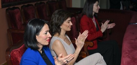 Աննա Հակոբյանը Ժաննա Անդրեասյանի և Ալեն Սիմոնյանի կնոջ հետ ներկա է գտնվել «Նռան գույնը» պարային ներկայացմանը