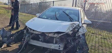 Երևանում Toyota Corolla-ն ԱՄՆ դեսպանատան մոտ բախվել է բազալտե եզրաքարին, ծառերին ու հայտնվել պարսպի մոտ․ կա վիրավոր․ shamshyan.com
