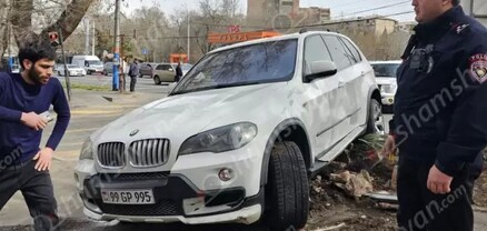 Երևանում բախվել են Mitsubishi-ն և BMW X5-ը, վերջինն էլ հայտնվել է մայթին․ կա վիրավոր․ shamshyan.com