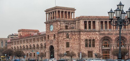 Երևանում օտարերկրյա քաղաքացին քարով հարվածել և կոտրել է ՀՀ Կառավարության մուտքի դռան ապակին. shamshyan.com