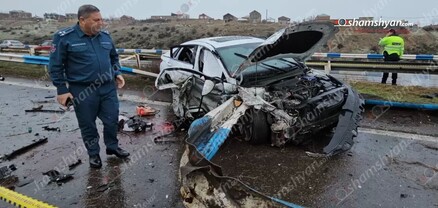 Hyundai Elantra-ն Արծվի արձանի մոտ բախվել է արգելապատնեշին ու հայտնվել հանդիպակաց գոտում. կա 4 վիրավոր. shamshyan.com