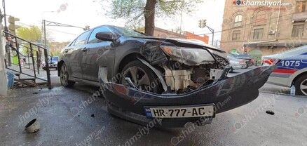 Երևանում «Toyota»-ն բախվել է բազալտե եզրաքարին և հայտնվել մայթին. shamshyan.com