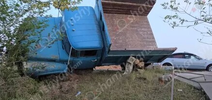 Արագածոտնի մարզում բախվել են SHACMAN և ZIL մակնիշի բեռնատարները․ վերջինը կողաշրջվել է. shamshyan.com
