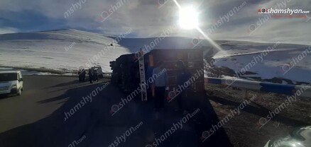 Գյումրի-Աշոցք ճանապարհին «Renault» բեռնատարը բախվել է արգելապատնեշին և կողաշրջվել. shamshyan.com