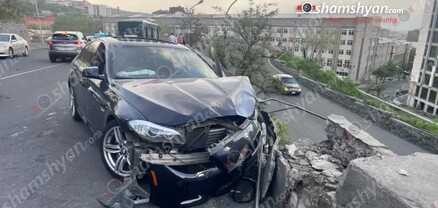 Սարալանջի ճանապարհին «BMW»-ն բախվել է «MAN» մակնիշի ավտոբուսին, ապա քարե պատնեշին. պատնեշը փլուզվել է. shamshyan.com